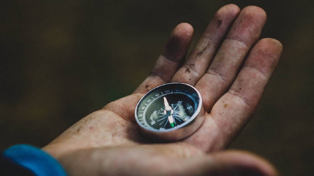 Aplicación que permite obtener la posición en tiempo real de sus usuarios, a la vez que el usuario puede interactuar con el medio que le rodea. Actualmente en desarollo, podeis ver sus funcionalidades accediendo mediante el link. Estas se iran aumentando y potenciando.