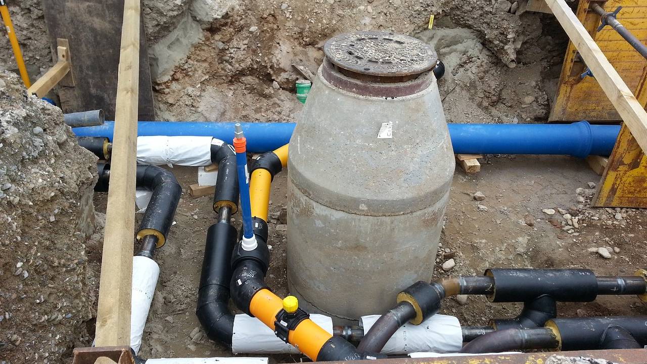 Script desarrollado mediante codigo Python y la libreria de Arcpy. Permite calcular las cuencas hidraúlicas en zonas urbanas devolviendo al final del proceso las cuencas y subcuencas de cada sumidero (pozos o imbornales).
								Gracias a este script se pueden obtener las áreas potencialmente en riesgo de inundación y calcular donde ampliar el numero de sumideros entre otras muchas utilidades. Video explicativo en mí canal de YouTube